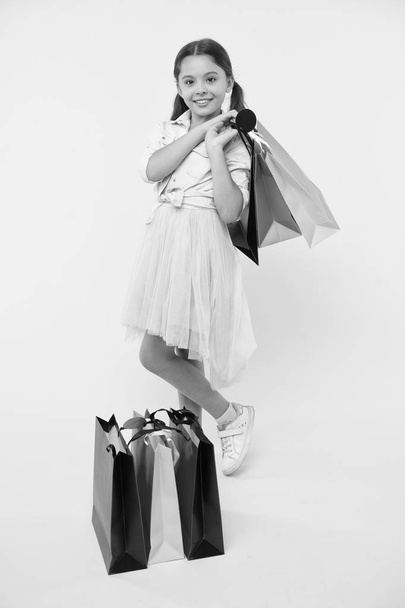 little shopper. little shopper or shopaholic. little girl shopper with shopping bags. go shopping with little shopper. - Foto, Bild