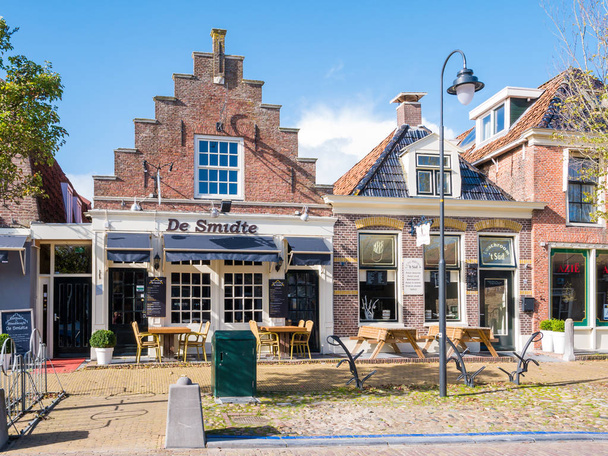 WORKUM, NETHERLANDS - OCT 5, 2017: Front facades of historic houses now shops in city centre of old town of Workum, Friesland - Foto, Imagen