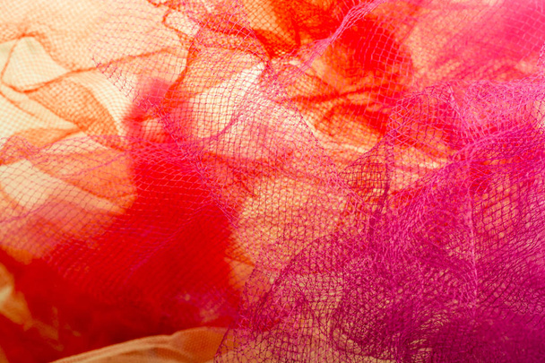 Üres hálós zsákok különböző színű egy piacon - Fotó, kép