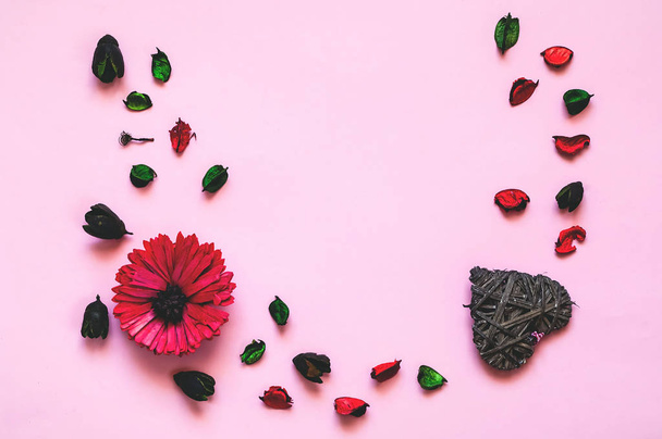 愛やバレンタインデーのコンセプトです。赤ガーベラと心の創造的な用紙の背景。トレンディなピンク。はがきや招待状の休日および祭典のコンセプトです。トップビュー, コピー スペース, クローズ アップ. - 写真・画像