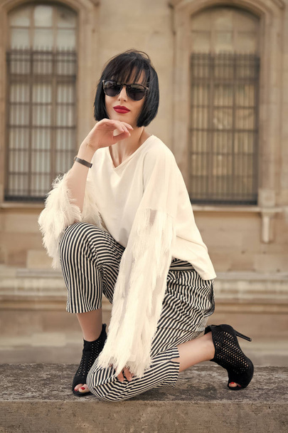 Woman with brunette hair, red lips in sunglasses in paris - Foto, Imagem