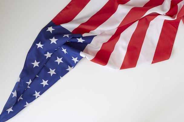 Ευτυχής ημέρα των Προέδρων τυπογραφία σε αναξιοπαθούντα λευκό φόντο με αμερικανική σημαία στα σύνορα. Επίπεδη θέσει. Εικόνες κειμένου χώρο. - Φωτογραφία, εικόνα