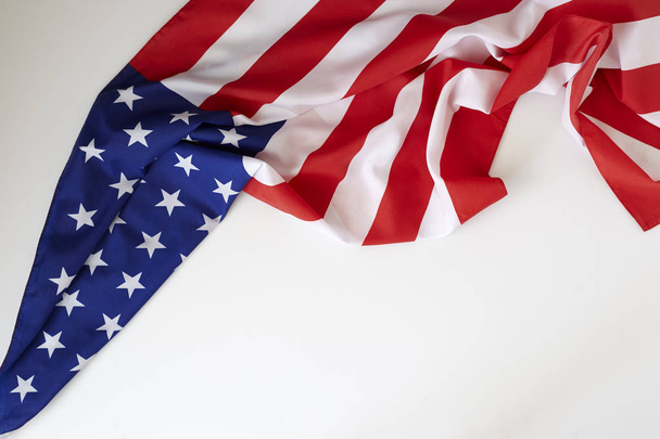 Happy Presidents 'Day Typography Over Distressed White Background with American Flag Border. Acostado. Imágenes de espacio de texto
. - Foto, Imagen