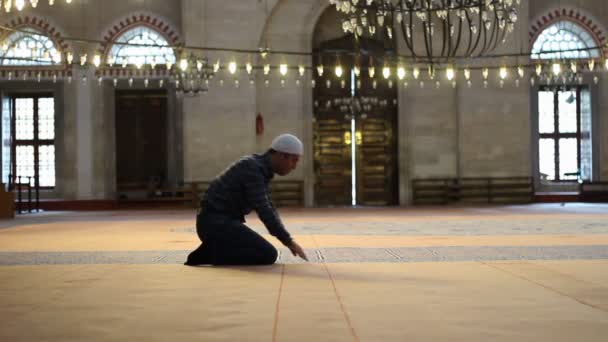 Mladý dospělý Kavkazský muž modlí a uctívání v mešitě - Záběry, video