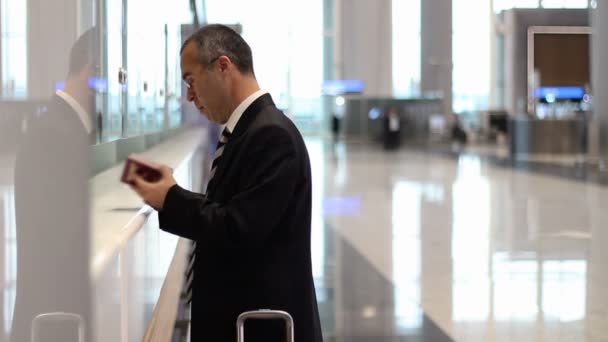 Business man passeggero al banco check-in aeroporto, ricevere un biglietto aereo
 - Filmati, video
