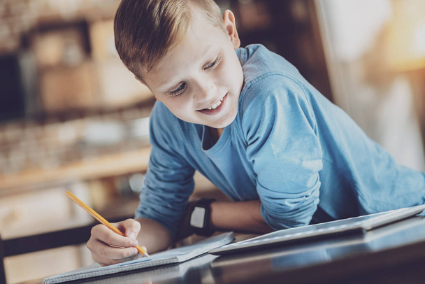 Close up of cheerful boy that drawing picture - Fotoğraf, Görsel