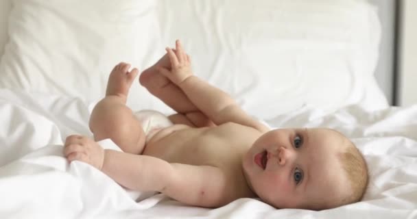 Charmante happy baby op witte bed - Video