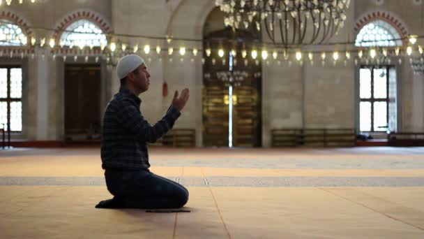 Mladý dospělý Kavkazský muž se modlí v mešitě - Záběry, video