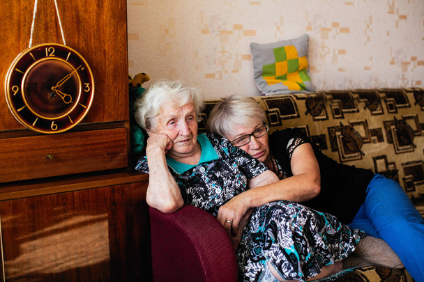 Femme âgée dans sa maison avec fille adulte
. - Photo, image