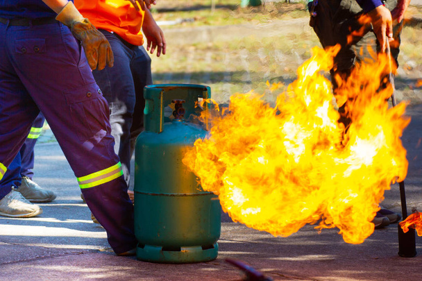 Entrenamiento de bomberos, El fuego está ardiendo en el tanque de gasolina
  - Foto, imagen
