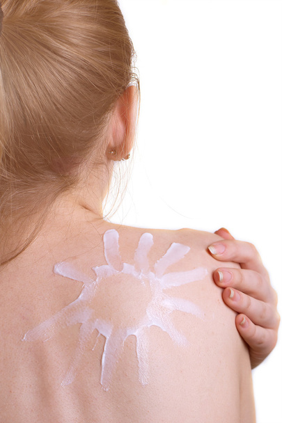 Drawn sun cream on her shoulder - Foto, Imagen