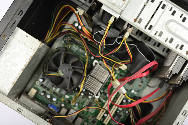 Placa de circuito eletrônico conhecido como uma placa-mãe em uma CPU desktop em um PC
. - Foto, Imagem