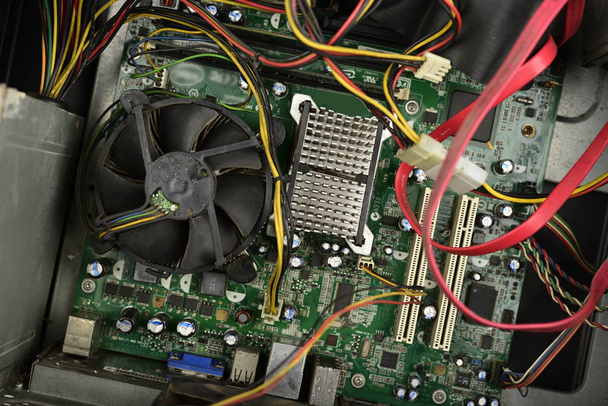 Tarjeta de circuito electrónico conocida como placa madre en una CPU de escritorio en un PC
. - Foto, Imagen