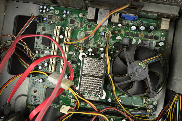 Carte de circuit électronique connue sous le nom de carte mère dans un processeur de bureau dans un PC
. - Photo, image