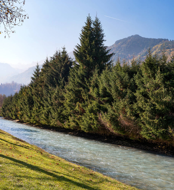 Autumn season. Beautiful view of the Austrian Alps with colorful nature, trees, leaves and a stream in Kaprun, Austria. Kaprun is located near the town of Zell am see - Foto, Imagem