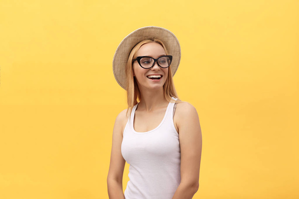 Felice elegante donna moderna con occhiali da sole di forma moderna ridendo guardando la fotocamera isolata su sfondo giallo. Concetto di felicità
 - Foto, immagini