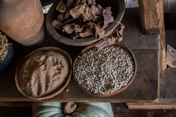 Feijões, grãos em tigelas de madeira na vista - Foto, Imagem