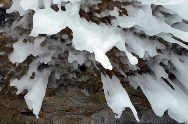 Des éclaboussures de glace de vagues sur les rives du Baïkal, des blocs de glace et des glaçons sur les rochers côtiers
. - Photo, image