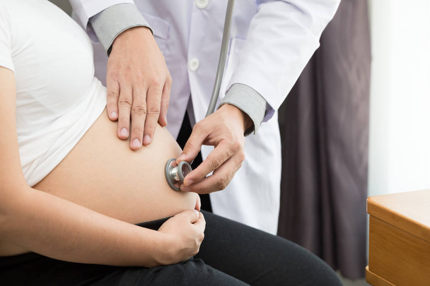 Doktor hamile bir kadını muayene ediyor. - Fotoğraf, Görsel