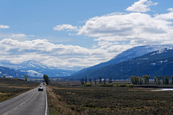Estrada da entrada nordeste em Lamar Valley, parque nacional de Yellowstone
 - Foto, Imagem
