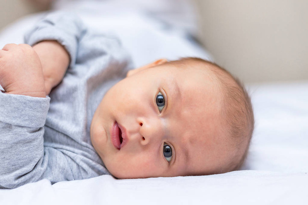 Yeni doğan çocuk üzerinde beyaz bir battaniye yalan söylüyor - Fotoğraf, Görsel
