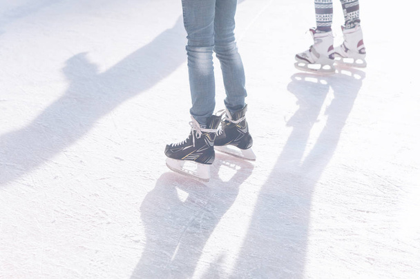 La gente patina en la pista durante las vacaciones de invierno
. - Foto, Imagen