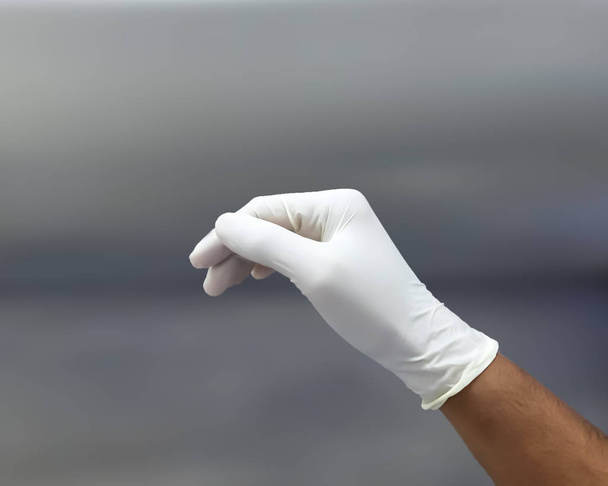 Sterylna rękawica w dłoni przed zabiegiem chirurgicznym - Zdjęcie, obraz