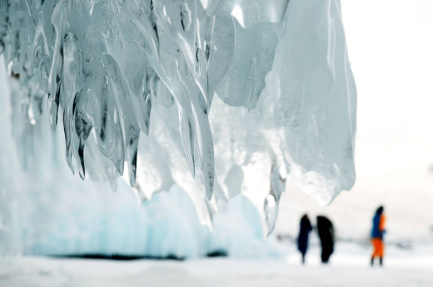 Eau glacée du Baïkal. Glace transparente. Éclaboussures de glace sur des roches et des pierres gelées, formées pendant le gel du lac
 - Photo, image