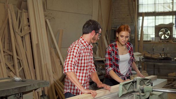 木工で家具の製造業を行う 2 つの若い大工 - 写真・画像