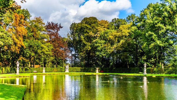 Estanques y lagos en los parques que rodean el castillo de Haar en los Países Bajos
 - Foto, Imagen