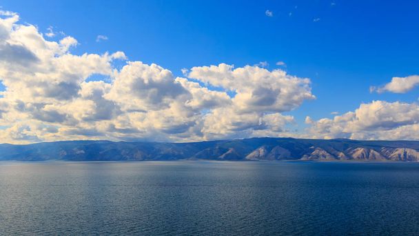 Małych Bay morze jezioro Bajkał. Widok na stały ląd z Wyspa Olchon. Rosja - Zdjęcie, obraz