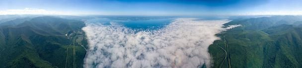 Circular 360 Panorama del lago Baikal, disparado sobre las nubes. Montañas cubiertas de bosque alrededor
 - Foto, Imagen
