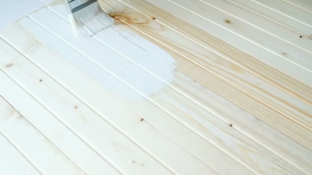 Dívka s bílou barvou maluje Dřevěná deska - Záběry, video