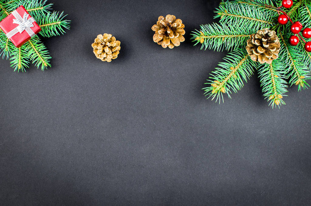 Üres természetes karácsonyi üdvözlőlap-ünnep a fenyő ágak és a pinecones, a sötét háttér előtt. Üres Palatábla írásra - Fotó, kép