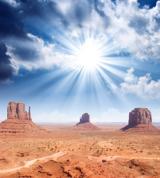 Céu maravilhoso sobre a paisagem única de Monument Valley
 - Foto, Imagem