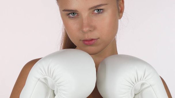 Atrakcyjne młody sprawny trzyma się jej ręce rękawice bokserskie - Zdjęcie, obraz