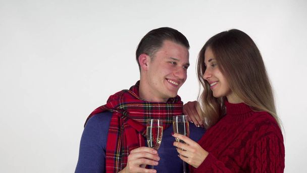 Pareja feliz en ropa de invierno celebrando algo, tintineo copas de champán
 - Foto, Imagen