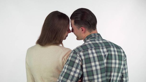 Nézet hátulról szemcsésedik-ból egy szerető pár megható az orrukat, míg átölelve - Fotó, kép