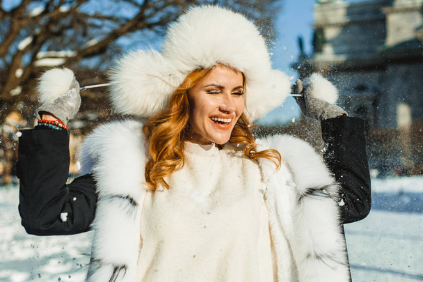 幸せな冬の女性を屋外の肖像画 - 写真・画像