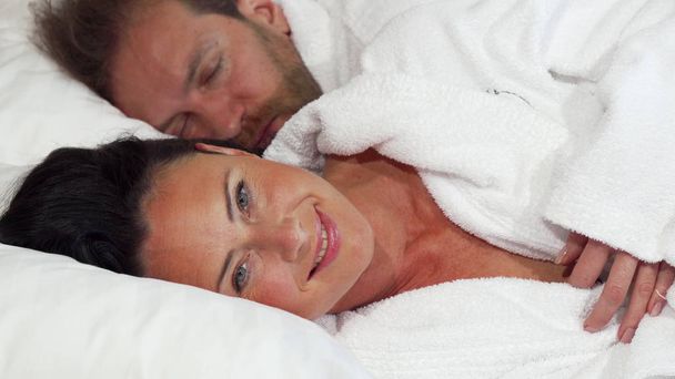 Krásná zralá žena spát s manželem doma - Fotografie, Obrázek