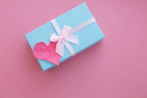 gift box of the year with a bow and a heart on a pink backgroun - Foto, Imagen
