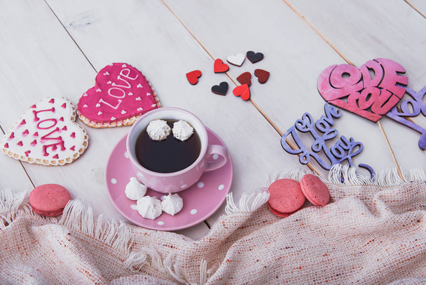 Ημέρα του Αγίου Βαλεντίνου πρωινό. Νόστιμο καφέ και μπισκότα σε ένα ξύλινο τραπέζι. Ξεκινήστε μια ρομαντική και όμορφη μέρα. Το Top view. - Φωτογραφία, εικόνα