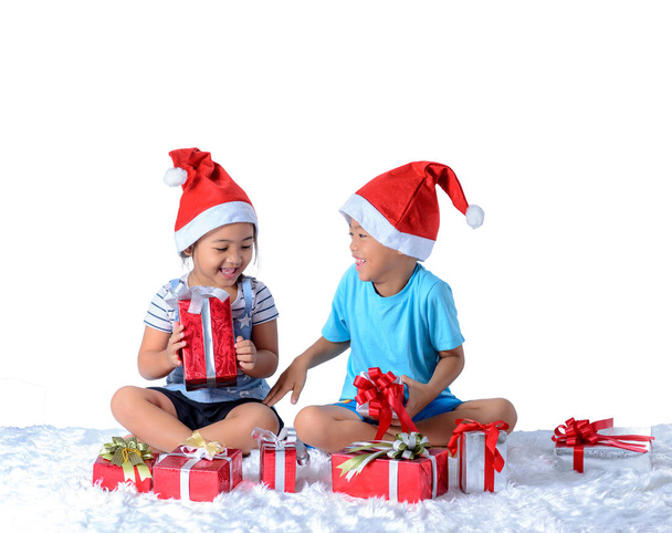 портрет щасливого маленького азіатського хлопчика і дівчинки з безліччю подарункових коробок ізольовані на білому тлі з відсічним контуром
 - Фото, зображення