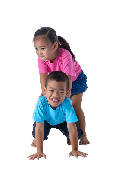 retrato de niño y niña es colorida camiseta con gafas aisladas sobre fondo blanco con camino de recorte
 - Foto, imagen