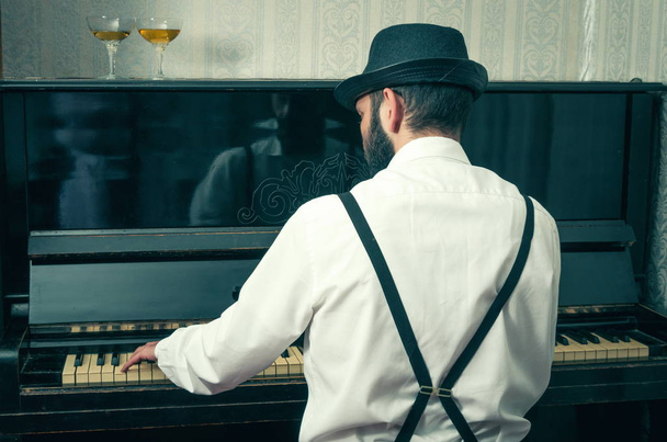 Hombre retro tocando el piano
 - Foto, imagen