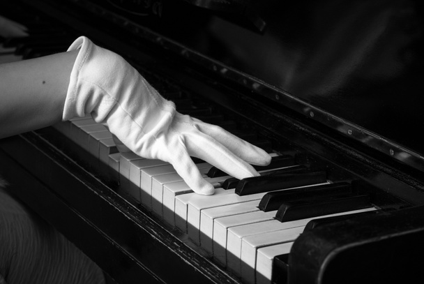 Гра на піаніно в рукавичках
 - Фото, зображення