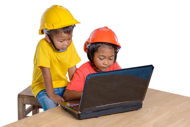 Група азіатські дітей, що носіння шолома безпеки і мислення стругальні з ноутбуком, ізольовані на білому тлі із відсічним контуром. Діти та освіта концепції - Фото, зображення