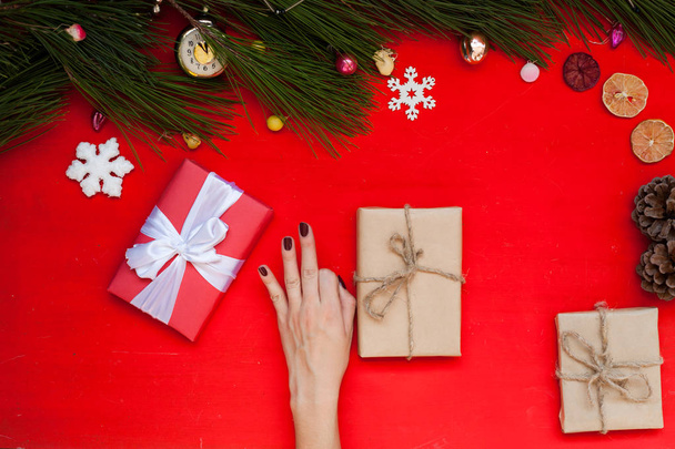 Γυναικεία χέρια χριστουγεννιάτικο δέντρο το νέο έτος διακόσμηση δώρα διακοπών χειμώνα στο παρασκήνιο - Φωτογραφία, εικόνα