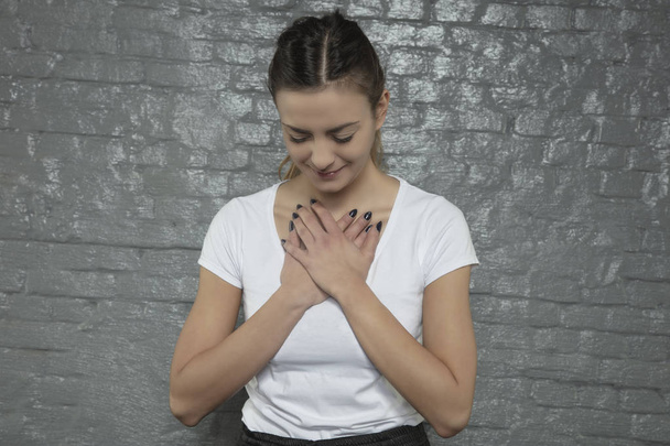 молода жінка бореться з проблемами дихання, вид спереду
 - Фото, зображення