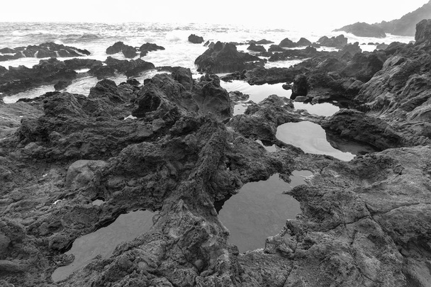 Una hermosa vista en blanco y negro de la costa de Azores en Sao Miguel
. - Foto, imagen